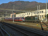 FFS Re 4/4 II 11161 con parte del Trenitalia ETR 610 002